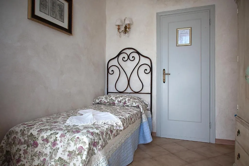 ***  Hotel La Petite Maison Viareggio Italien